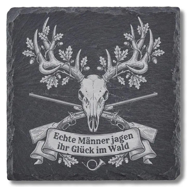 Schiefer Moment Untersetzer mit Hirschschädel-Gravur und Jagdspruch auf weißem Hintergrund