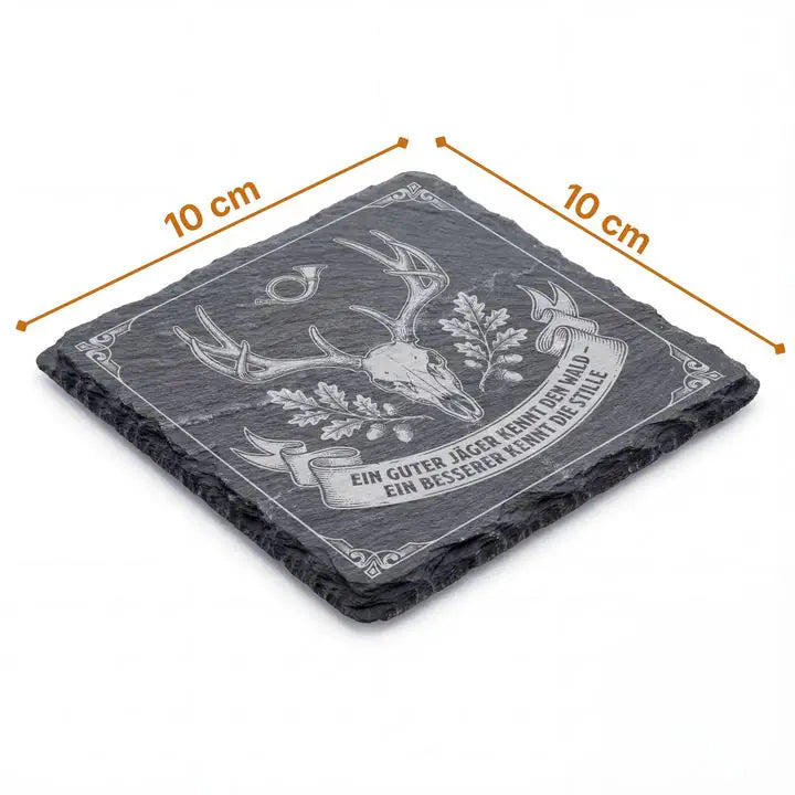 Schiefer Moment Untersetzer mit Hirschschädel-Gravur und Maßangaben 10 x 10 cm freigestellt
