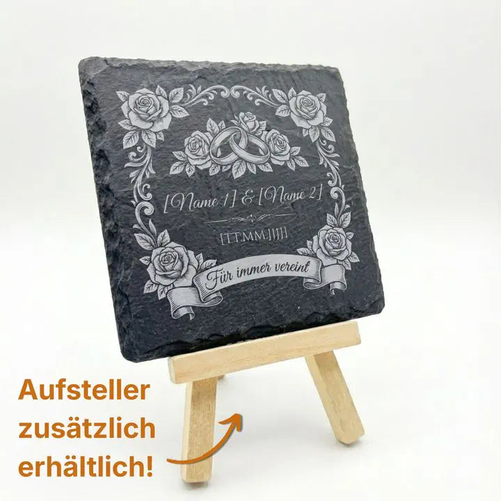 Schiefer Untersetzer mit personalisierter Hochzeitsgravur auf Holz-Staffelei mit Aufsteller-Hinweis