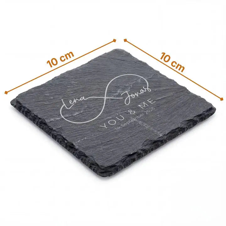 Quadratischer Schieferuntersetzer mit You and Me Gravur und Massangabe 10 x 10 cm freigestellt