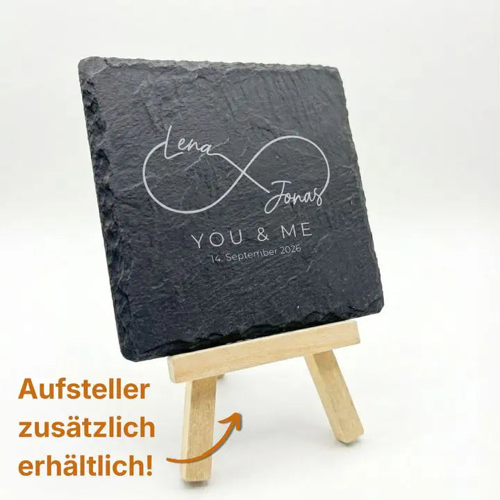 Schiefer Moment Untersetzer mit romantischer Namensgravur auf Holzstaffelei mit optionalem Aufsteller