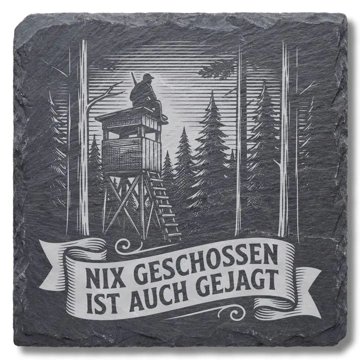 Schiefer Moment Untersetzer mit Hochsitz-Jäger-Gravur und Spruch auf weißem Hintergrund, Frontansicht