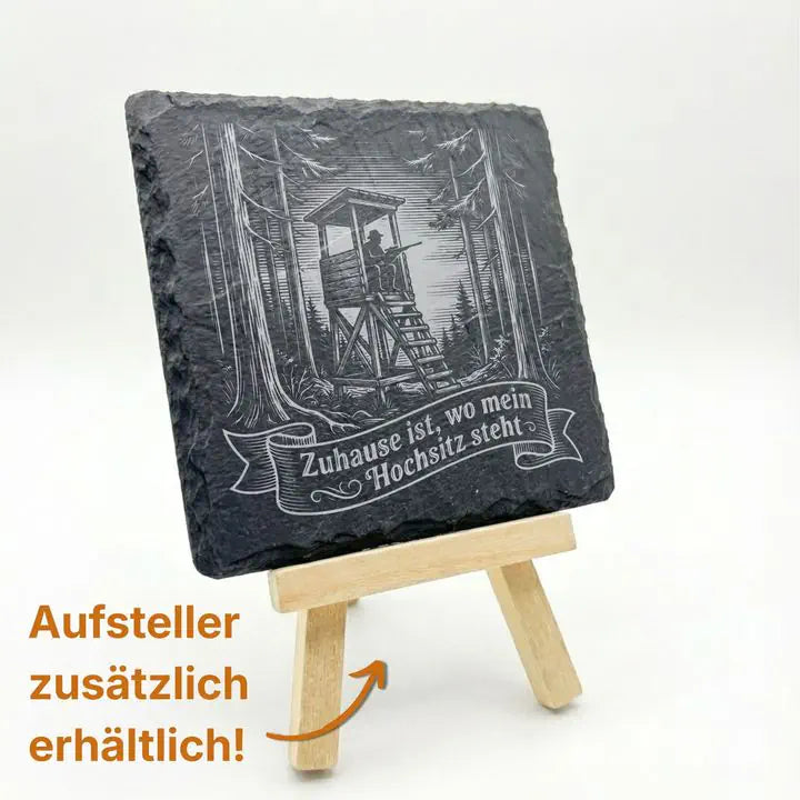 Schiefer Untersetzer mit Jäger-Silhouette auf Holzstaffelei mit Hinweis auf optionalen Aufsteller