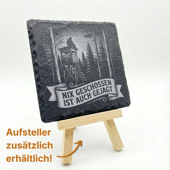 Schiefer Untersetzer mit Hochsitz-Motiv und Jagdspruch auf Holzstaffelei, Aufsteller separat erhältlich