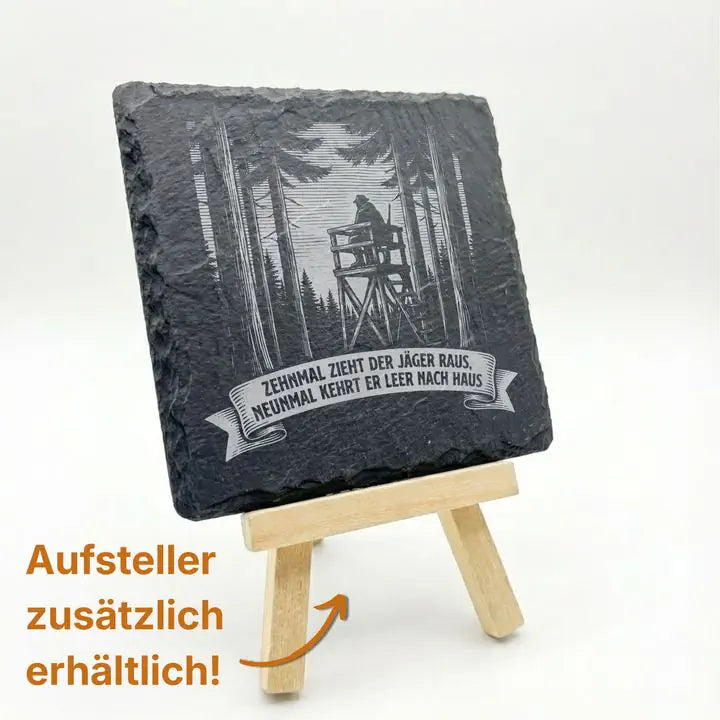 Schiefer Untersetzer mit Jäger-Silhouette auf Holzstaffelei mit Hinweis auf optionalen Aufsteller
