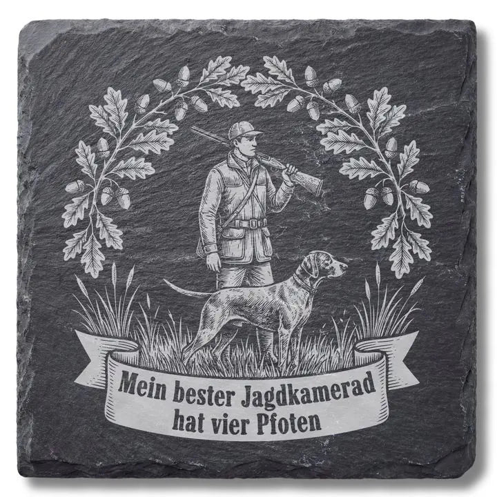 Schiefer Moment Untersetzer mit Jäger-und-Jagdhund-Gravur auf weißem Hintergrund, frontale Ansicht
