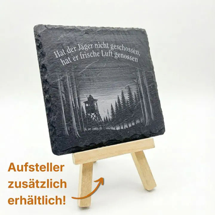 Schiefer Untersetzer mit Hochsitz-Gravur auf Holzstaffelei mit Hinweis auf optionalen Aufsteller