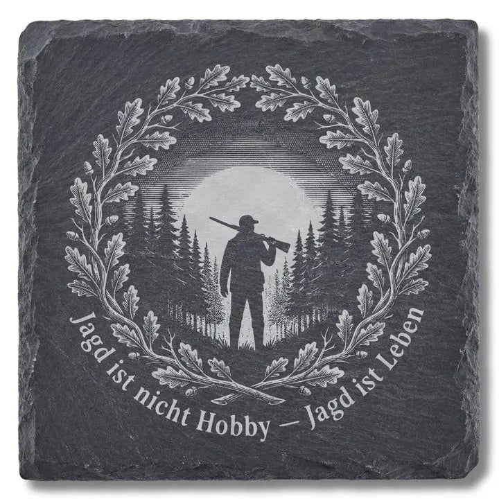 Schiefer Moment Untersetzer mit Jäger-Silhouette und Wald-Gravur auf weißem Hintergrund, Frontalansicht