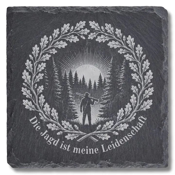 Schiefer Moment Untersetzer mit Jäger-Silhouette und Waldmotiv auf weißem Hintergrund freigestellt