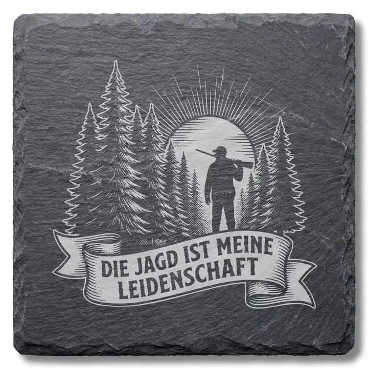 Schiefer Moment Untersetzer mit Jäger-Silhouette und Waldmotiv in frontaler Studioansicht auf weißem Hintergrund