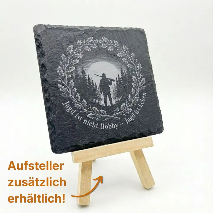 Schiefer Moment Untersetzer mit Jäger-Silhouette auf Holzstaffelei, Hinweis auf optionalen Aufsteller