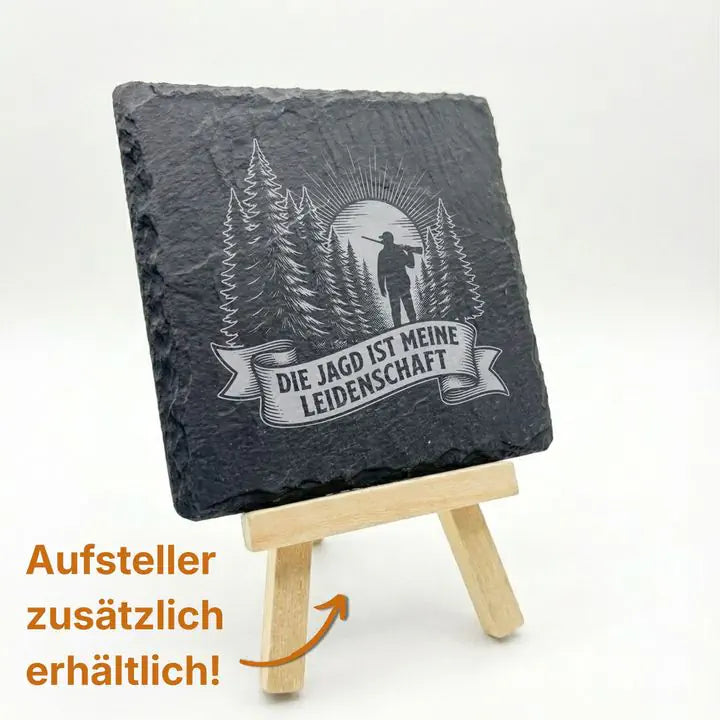 Schiefer Untersetzer mit Jagd-Silhouette auf Holz-Staffelei mit Hinweis auf zusätzlich erhältlichen Aufsteller