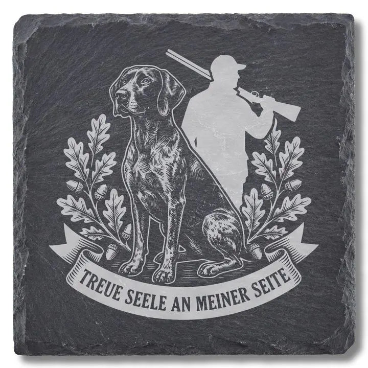 Schiefer Moment Untersetzer mit Deutsch Kurzhaar und Jäger-Silhouette Gravur, freigestellt mit Schlagschatten