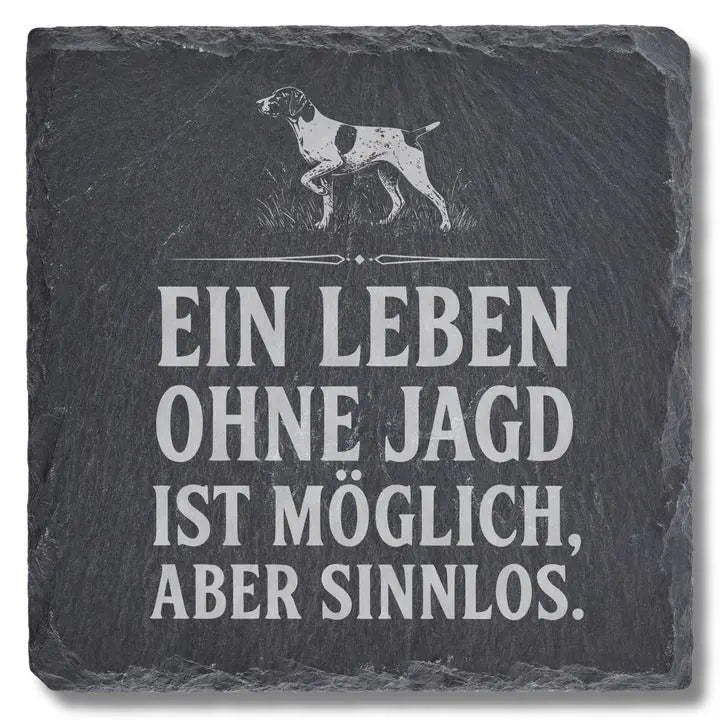 Schiefer Moment Untersetzer mit Vorstehhund-Gravur und Jagdspruch auf weißem Hintergrund, Frontalansicht