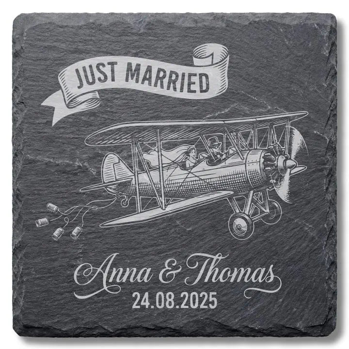 Schiefer Moment Untersetzer mit Just Married Doppeldecker-Gravur freigestellt auf weissem Hintergrund