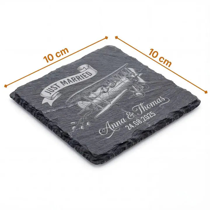 Schieferuntersetzer 10x10 cm mit Just Married Biplane-Gravur und Massangaben auf weissem Hintergrund