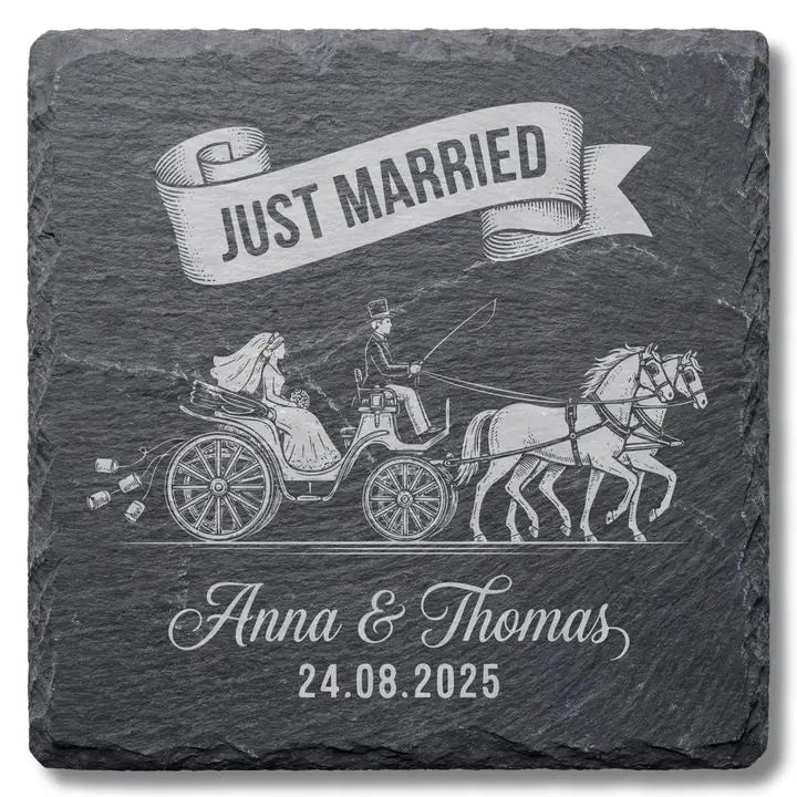 Schiefer Moment Untersetzer mit Just Married Hochzeitskutsche Gravur auf weissem Hintergrund