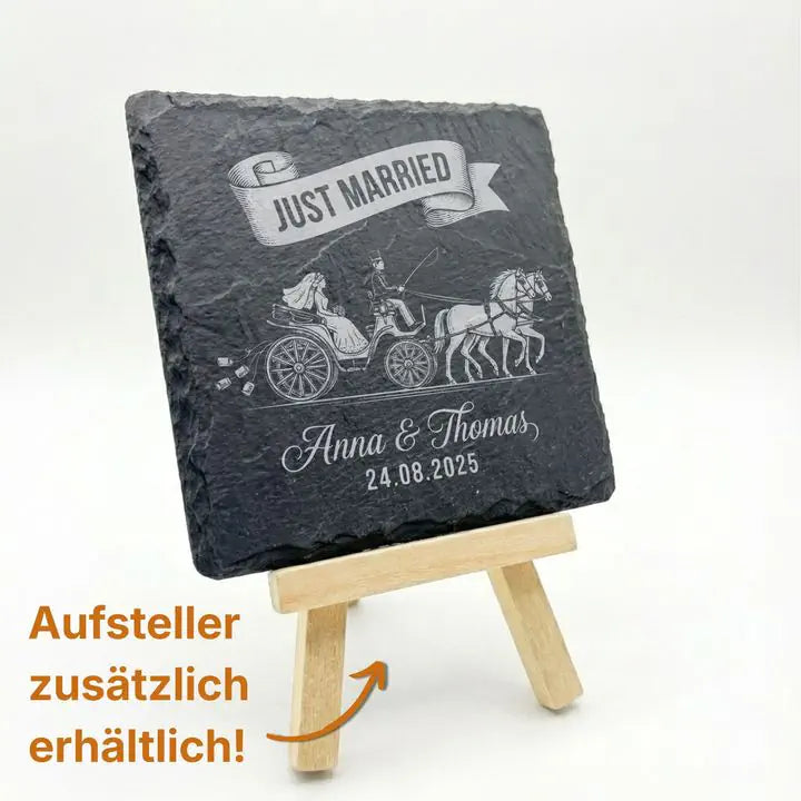 Schieferuntersetzer mit Hochzeitskutsche Gravur auf Holzstaffelei mit optionalem Aufsteller
