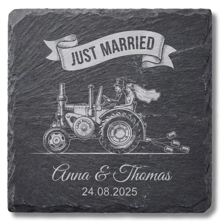 Schiefer Moment Untersetzer mit Just Married Traktor-Gravur auf weissem Hintergrund freigestellt