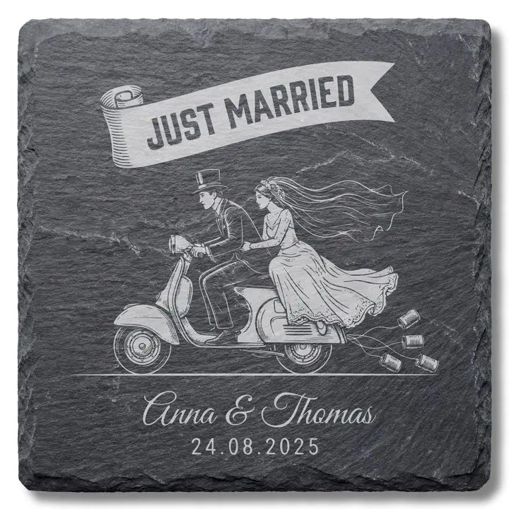 Schiefer Moment Untersetzer mit Just Married Vespa-Gravur freigestellt auf weissem Hintergrund