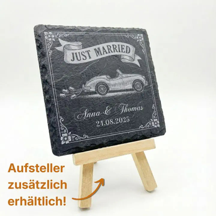 Gravierter Schiefer Untersetzer mit Hochzeitsmotiv auf Holz-Staffelei mit Hinweis Aufsteller erhältlich