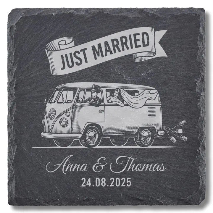 Schiefer Moment Untersetzer mit Just Married VW Bulli Gravur auf Schiefer freigestellt mit Schlagschatten