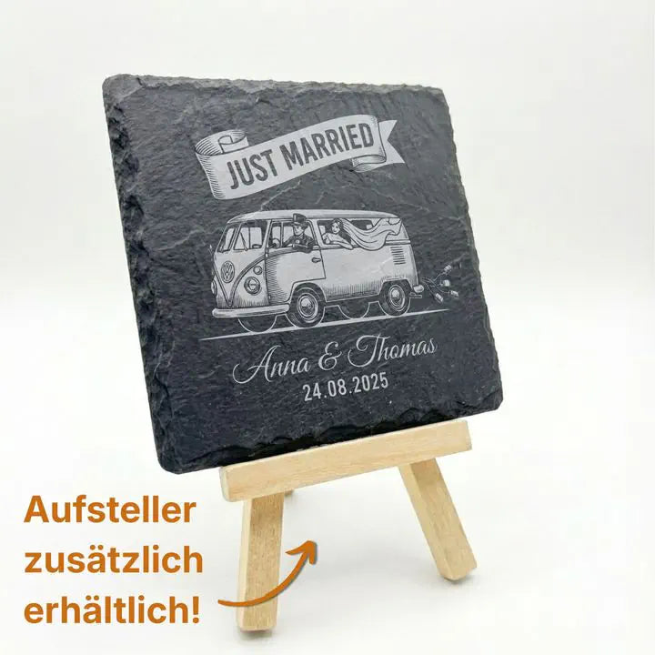 Schieferuntersetzer mit Just Married Bulli Gravur auf Holzstaffelei mit optionalem Aufsteller