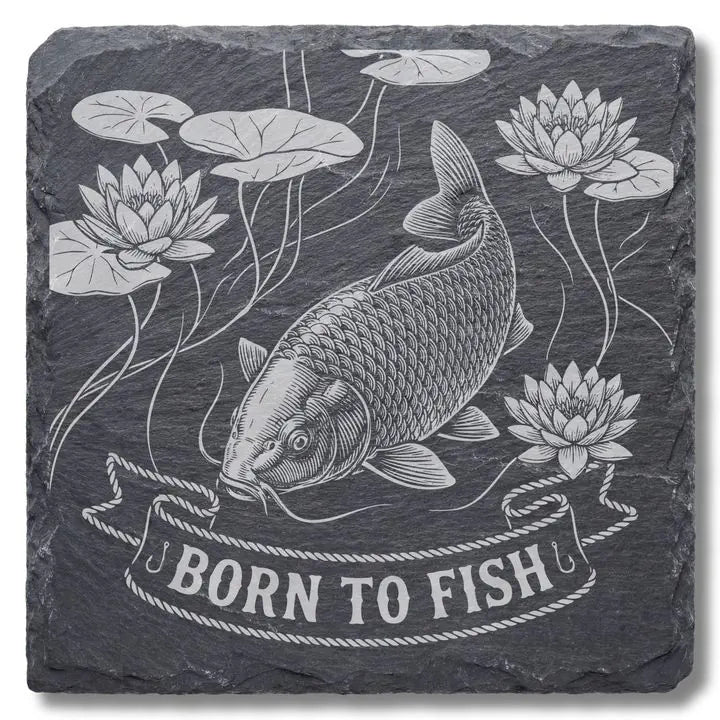 Schiefer Moment Untersetzer mit Karpfen-Gravur Born to Fish auf weißem Hintergrund freigestellt