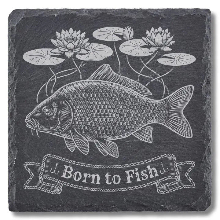 Schiefer Moment Untersetzer mit Karpfen-Gravur Born to Fish auf weißem Hintergrund freigestellt