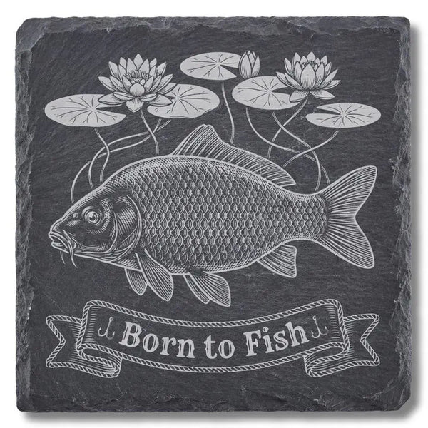 Schiefer Moment Untersetzer mit Karpfen-Gravur Born to Fish auf weißem Hintergrund freigestellt