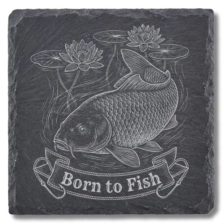Schiefer Moment Untersetzer mit Karpfen-Gravur Born to Fish auf weißem Hintergrund freigestellt