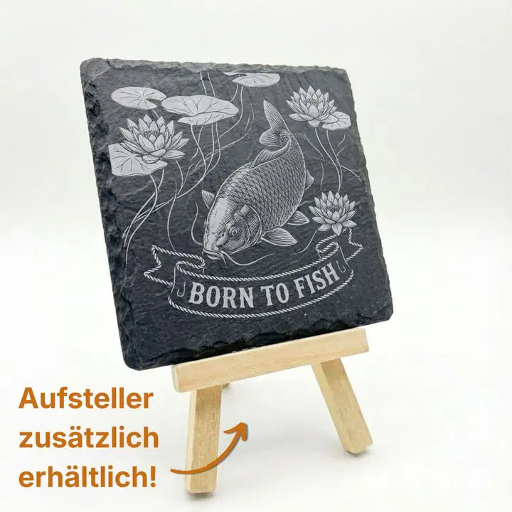 Schiefer Untersetzer mit Karpfen-Gravur auf Holz-Staffelei mit Hinweis Aufsteller erhältlich
