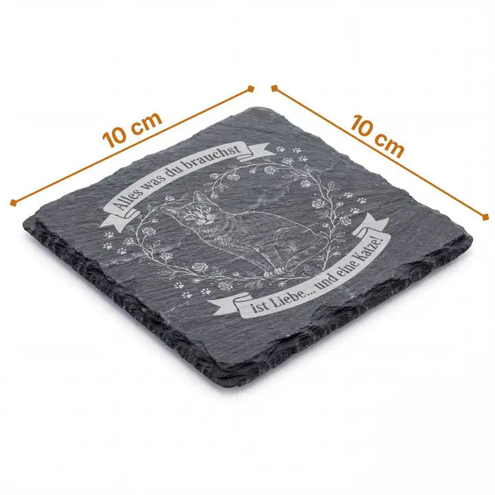 Schieferuntersetzer 10x10 cm mit Katzen-Herz-Gravur und Massangaben auf weissem Hintergrund