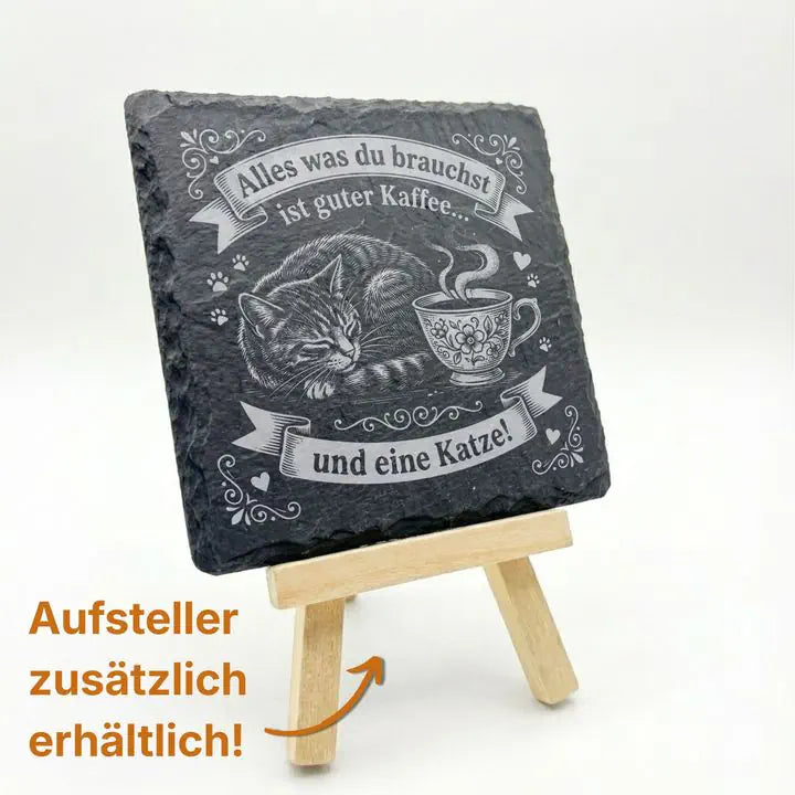 Schieferuntersetzer mit Katzenmotiv und Kaffeespruch auf Holzstaffelei mit optionalem Aufsteller