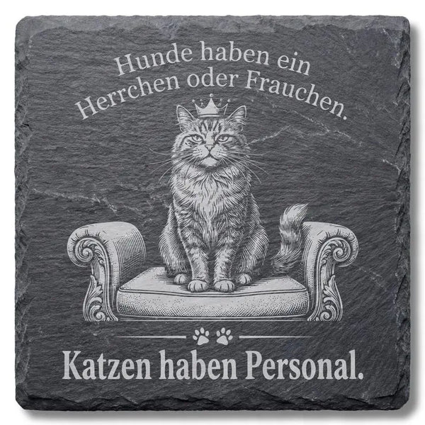 Schiefer Moment Untersetzer mit Katzenmotiv auf Thron und Spruch Katzen haben Personal auf weissem Hintergrund