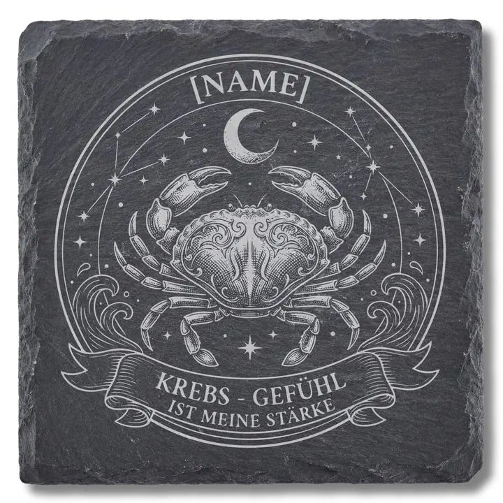 Schiefer Moment Untersetzer mit Krebs-Sternzeichen Gravur auf weissem Hintergrund freigestellt