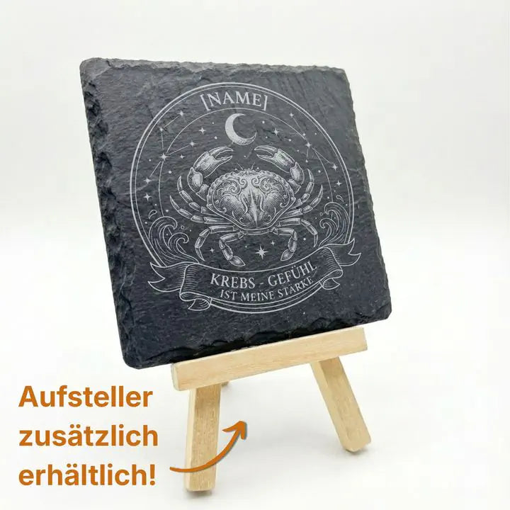 Schieferuntersetzer mit Krebs-Sternzeichen Gravur auf Holzstaffelei mit Hinweis zum Aufsteller