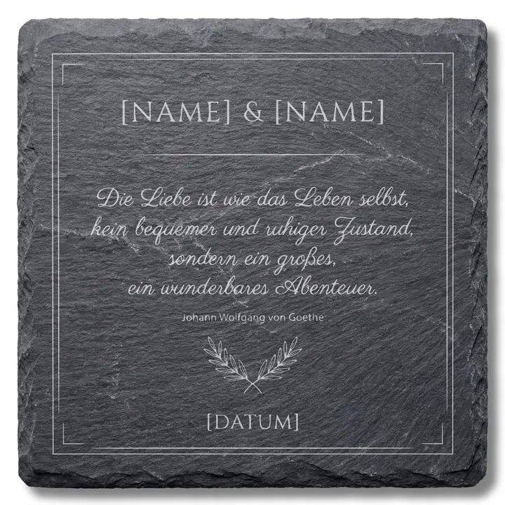 Schiefer Moment Untersetzer mit Goethe-Liebeszitat und Namens-Gravur auf weißem Hintergrund