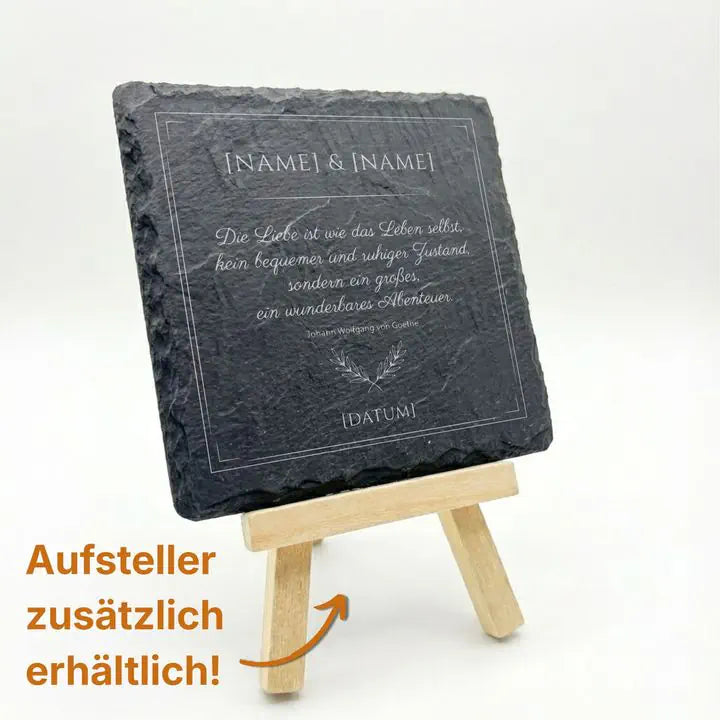 Schiefer Untersetzer mit personalisierter Liebes-Gravur auf Holzstaffelei mit Hinweis auf optionalen Aufsteller