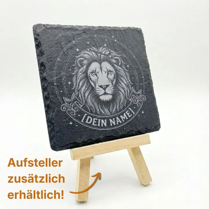 Gravierter Schieferuntersetzer mit heraldischem Loewen-Motiv auf Holzstaffelei mit optionalem Aufsteller