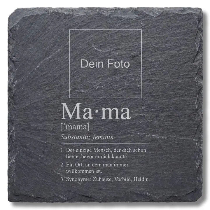 Schiefer Moment Untersetzer mit Mama-Definition Gravur auf Naturschiefer freigestellt auf weissem Hintergrund