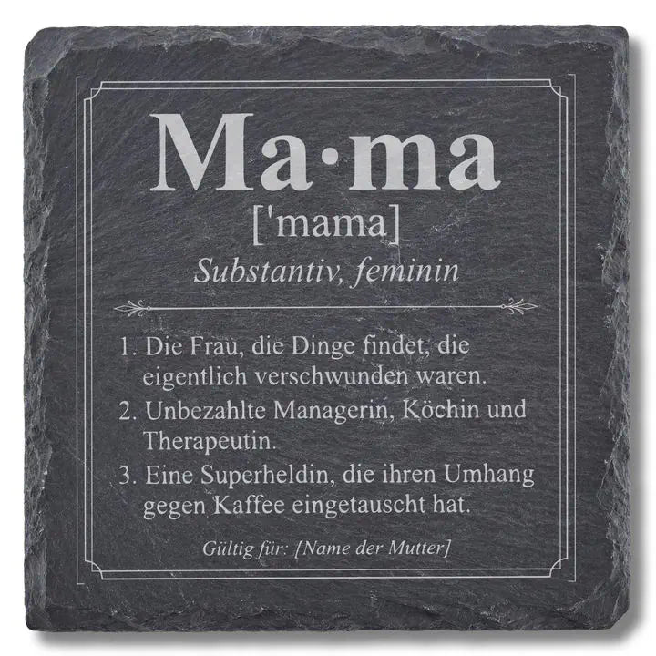 Schiefer Moment Untersetzer mit Mama Definition Gravur auf schwarzem Schiefer freigestellt auf weissem Hintergrund