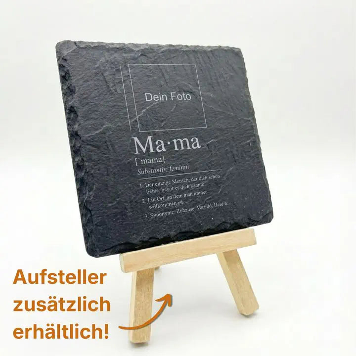 Gravierter Schieferuntersetzer Mama-Definition auf Holzstaffelei mit Hinweis auf optionalen Aufsteller