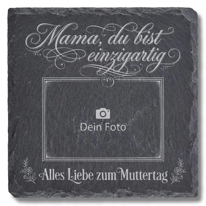 Schiefer Moment Untersetzer mit kalligrafischer Muttertag-Gravur und Fotorahmen auf weissem Hintergrund