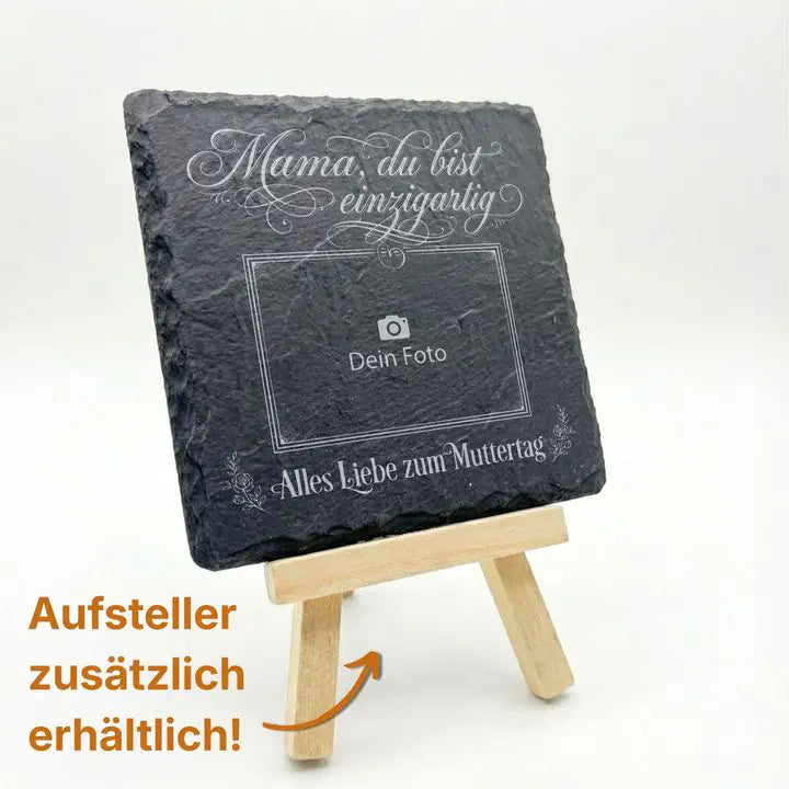 Schieferuntersetzer mit Muttertag-Gravur auf Holzstaffelei mit Hinweis zum optionalen Aufsteller