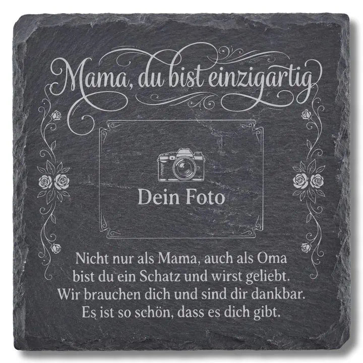 Schiefer Moment Untersetzer mit Mama-Spruch und Blumenranken-Gravur freigestellt auf weissem Hintergrund