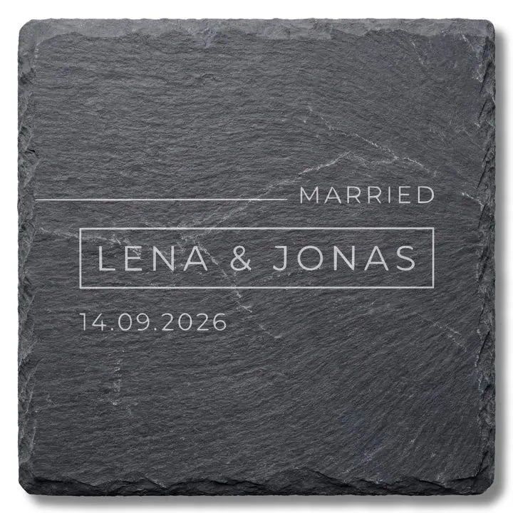 Schiefer Moment Untersetzer mit Married-Typografie und Namen Lena & Jonas auf Schiefer freigestellt