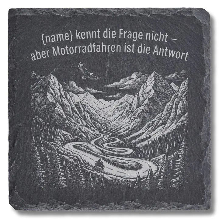 Schiefer Moment Untersetzer mit Motorrad-Bergpass-Gravur auf weissem Hintergrund freigestellt
