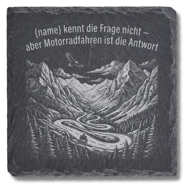 Schiefer Moment Untersetzer mit Motorrad-Bergpass-Gravur auf weissem Hintergrund freigestellt