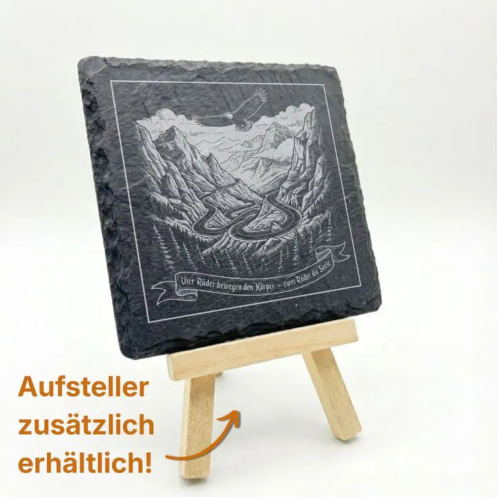 Schiefer Moment Untersetzer mit Adler-Motorrad-Gravur auf Holzstaffelei mit Aufsteller-Hinweis